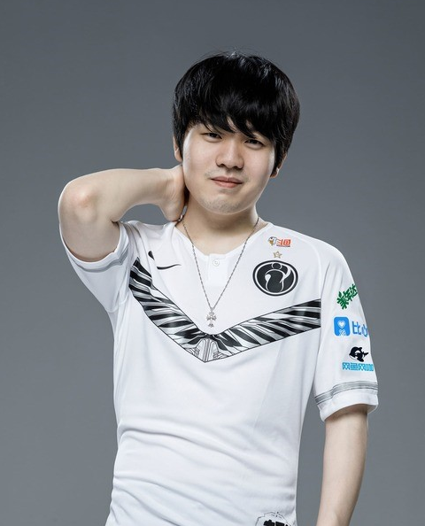 顺便说一下定妆照,rookie的青徐徐的胡子茬看起来有点小帅啊.